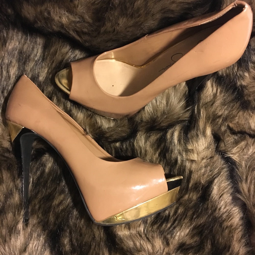 Jessica Simpson pumps